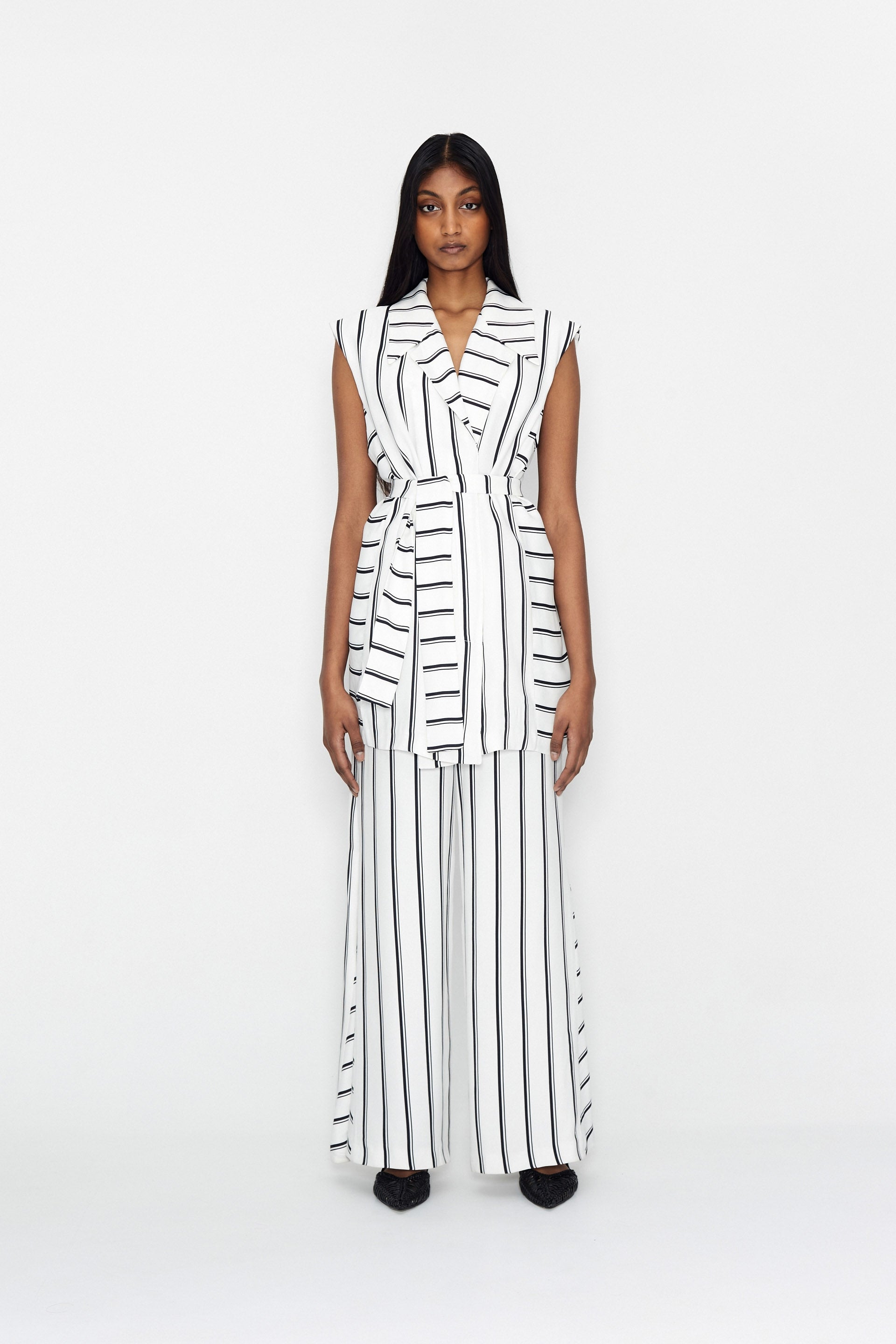CAPRI BLACK & WHITE