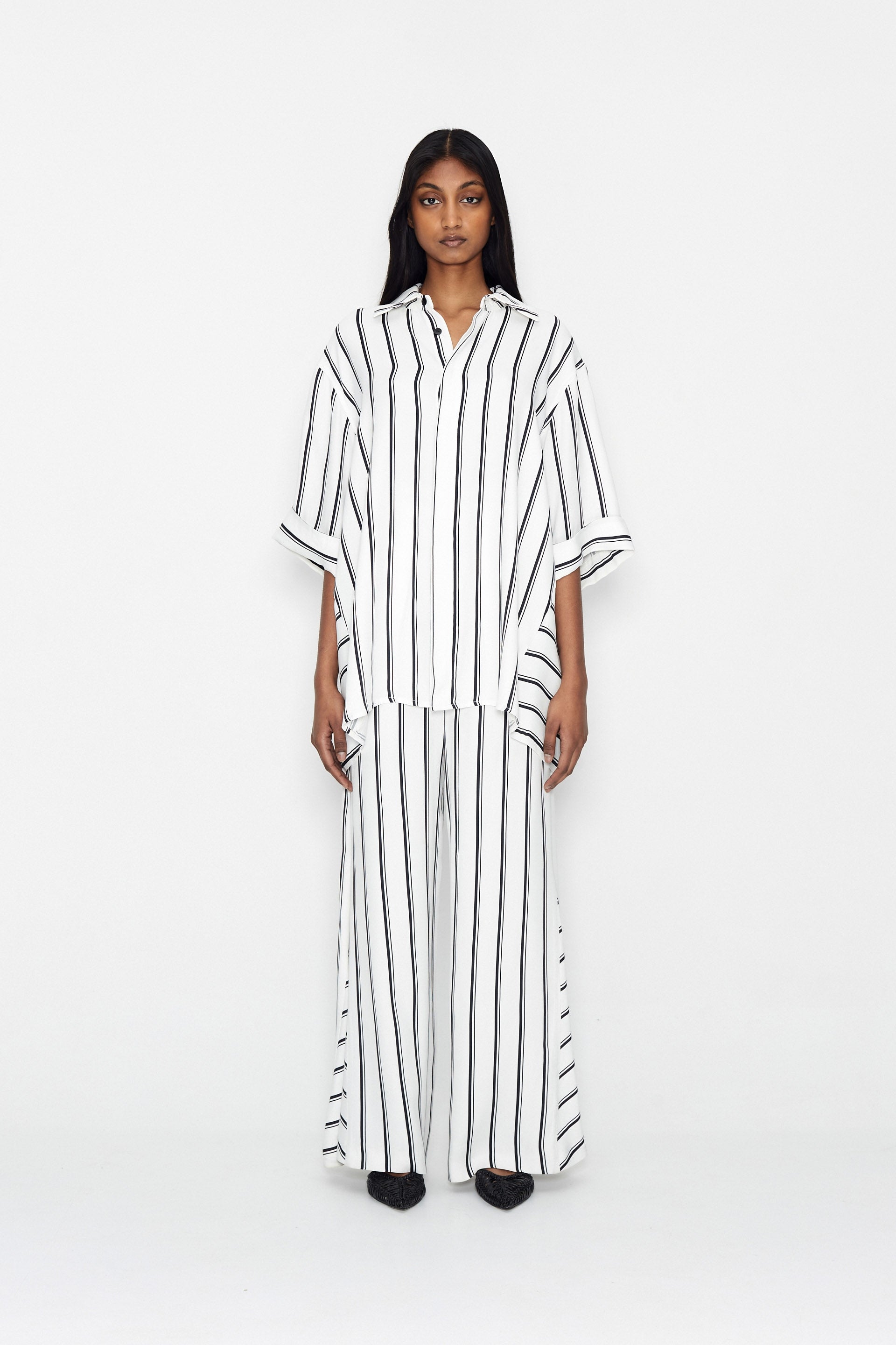 CAPRI BLACK & WHITE