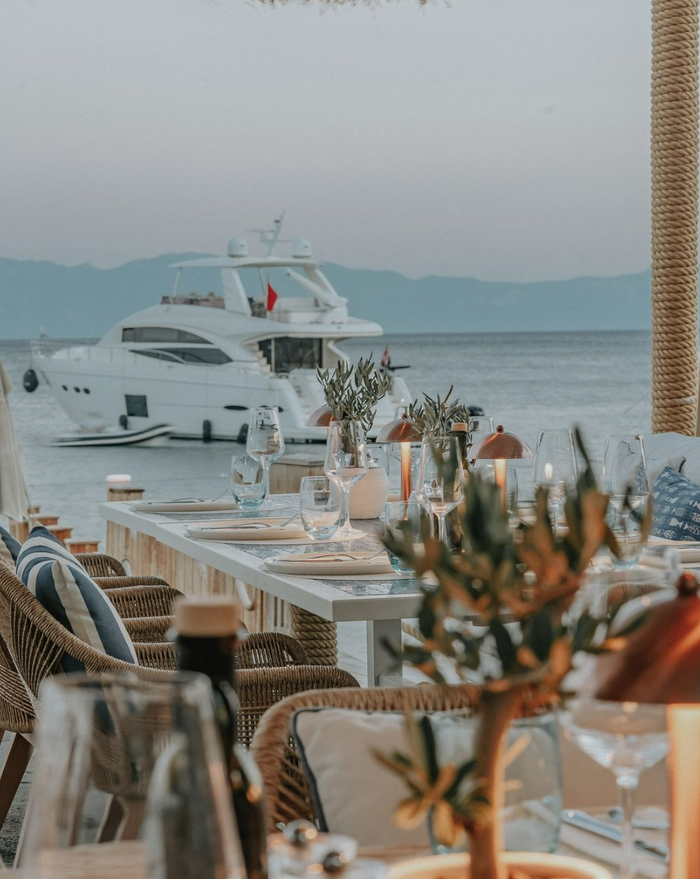 Evenings in Naoussa: tables glowing by the harbour’s edge
